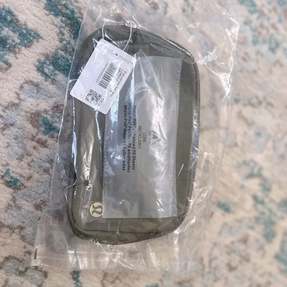 lululemon athletica Crossbody Bag - Picture 2 of 6